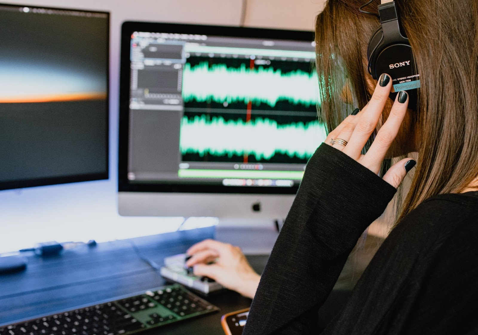 El impacto de la transcripción fonética es significativo, pues mejora la precisión de las traducciones automáticas y la calidad del discurso generado por el presentador de IA